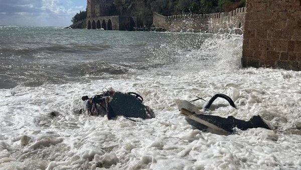 Antalya Alanya'da Balıkçı Teknesi Alabora Oldu, İki Kişi Yüzerek Kurtuldu