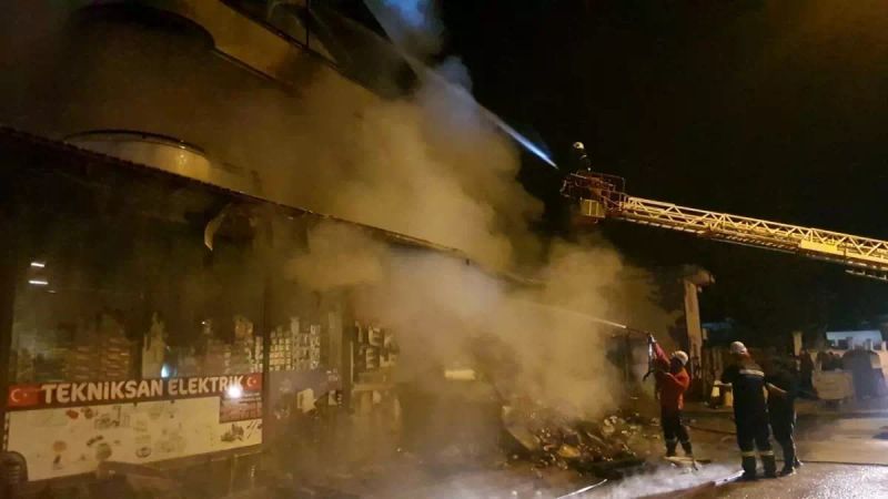 Kemer'de Elektrik Malzemesi Dükkanında Çıkan Yangın Mahalleliyi Sokağa Döktü