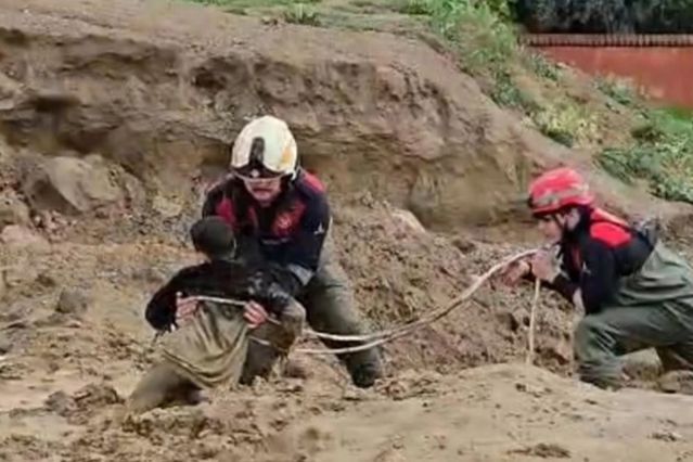 İzmir'de Çamura Saplanan İki Çocuk İtfaiye tarafından Kurtarıldı