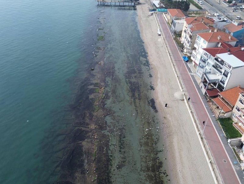 Tekirdağ'da Deniz Seviyesi 7 Metre Azaldı, 'Kral Yolu' Kayalıkları Göründü