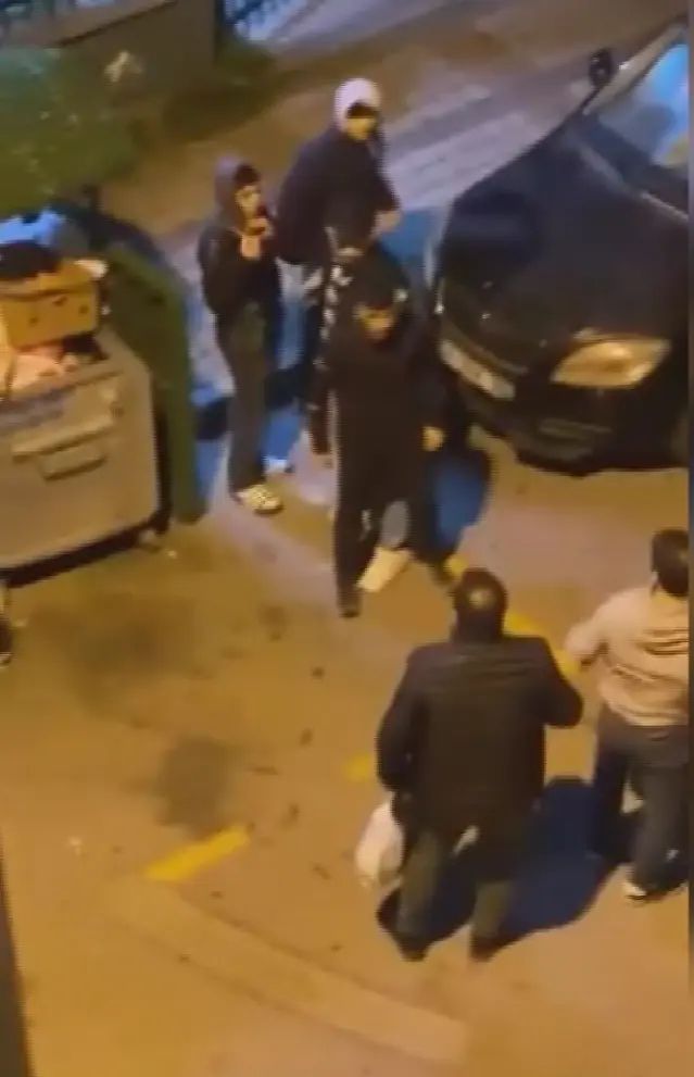 Bağcılar'da Sokakta Gruplaşma Nedeniyle Saldırı ve Kaçış Anı Kamerada