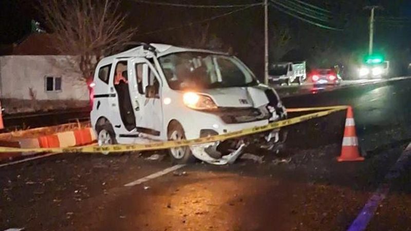 Niğde'de Hafif Ticari Araç Elektrik Direğine Çarptı: 1 Ölü, 1 Yaralı