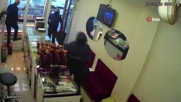 Diyarbakır'da Kuyumcuya Silahlı Baskın: 1,5 Kilo Altın Çalındı