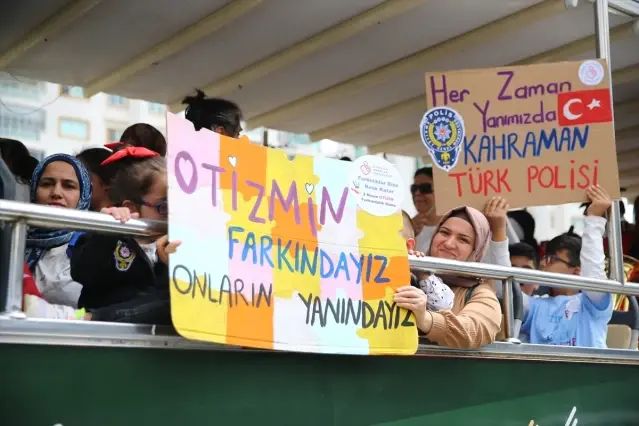 Adana'da Otizm Farkındalığı İçin Şehir Turu Düzenlendi