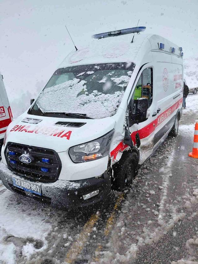 Gümüşhane'de Ambulans ve Otomobilin Çarpıştığı Kazada 3 Kişi Yaralandı