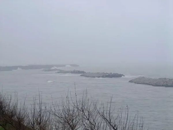 Akçakoca'da Kuvvetli Rüzgar Dalga Boyunu 3 Metreye Çıkardı