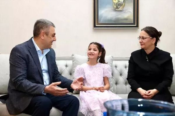 Depremzede Hazal Güner Umre Ziyaretini Gerçekleştirdi