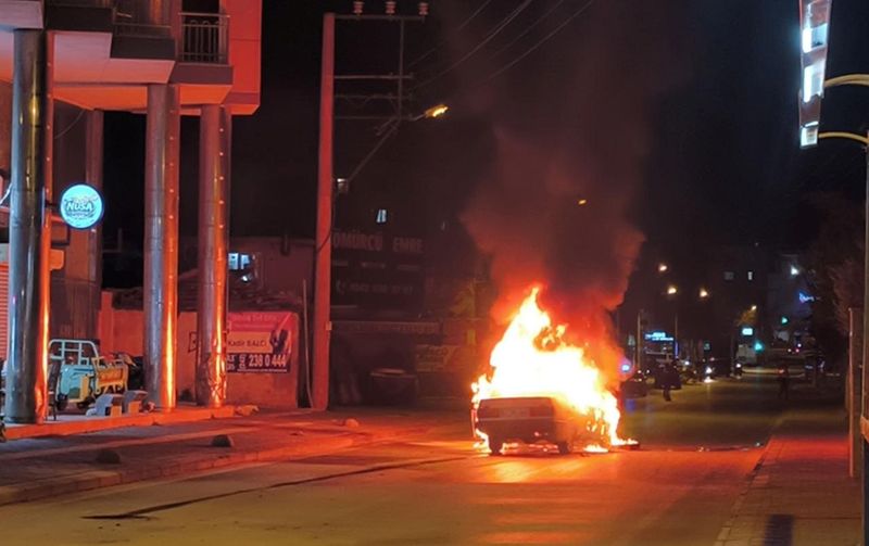 Antalya'da Seyir Halindeki Araç Motor Yangınıyla Alev Aldı, Aile Kurtuldu