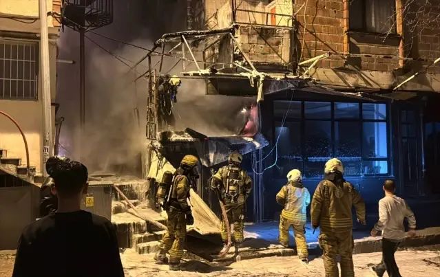 Bahçelievler'de Hurda Deposunda Çıkan Yangın Kontrol Altına Alındı