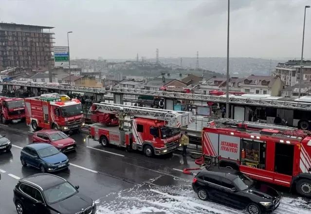 Kağıthane'de Motorunda Yangın Çıkan Metrobüs Hızla Söndürüldü