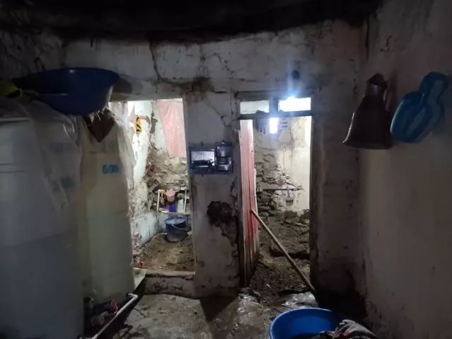 Hakkari'de Kar ve Yoğun Yağış Toprak Evin Hasar Görmesine Neden Oldu