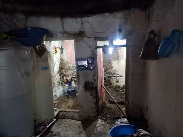 Hakkari'de Kar ve Yoğun Yağış Toprak Evin Hasar Görmesine Neden Oldu