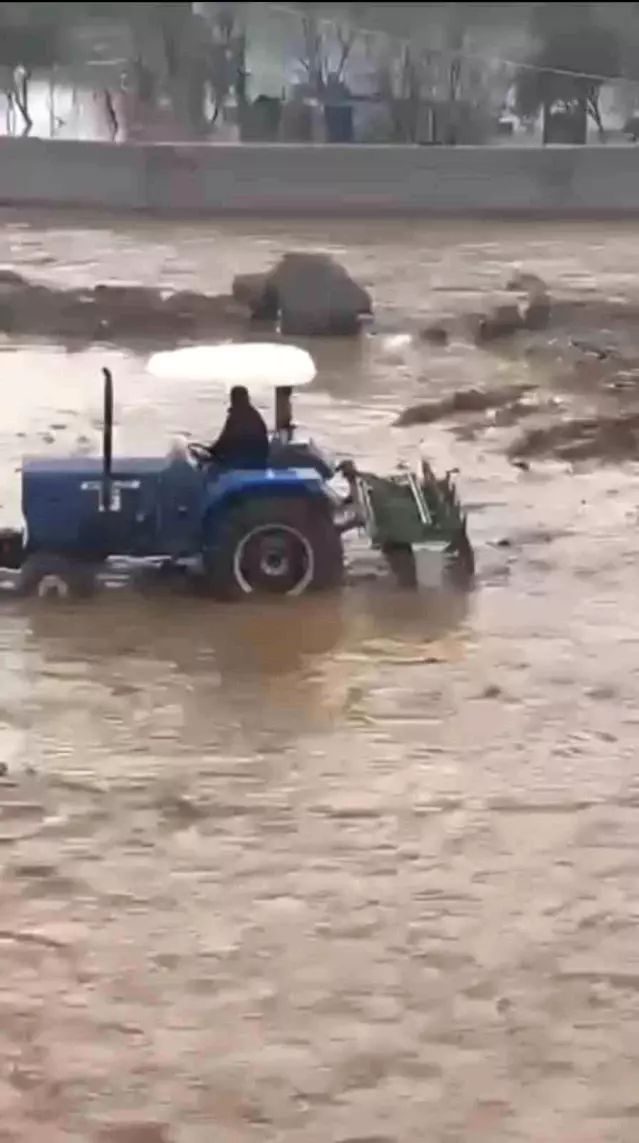 Nusaybin'de Şiddetli Sağanak Yağış Yaşamı Olumsuz Etkiledi