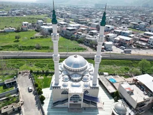 Manisa'da 6 Yıldır Cami Kubbesinde Yaşayan Leylek Çifti İlgi Odağı