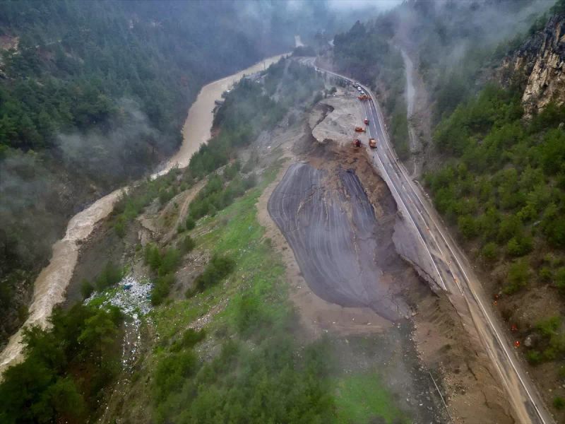 Adana Feke-Saimbeyli Yolunda Heyelan Nedeniyle Ulaşım Tek Yönlü Devam Ediyor