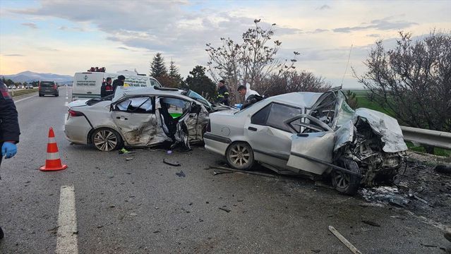 Sivrihisar’da İki Otomobilin Çarpışması 4 Can Aldı, 2 Kişi Yaralandı