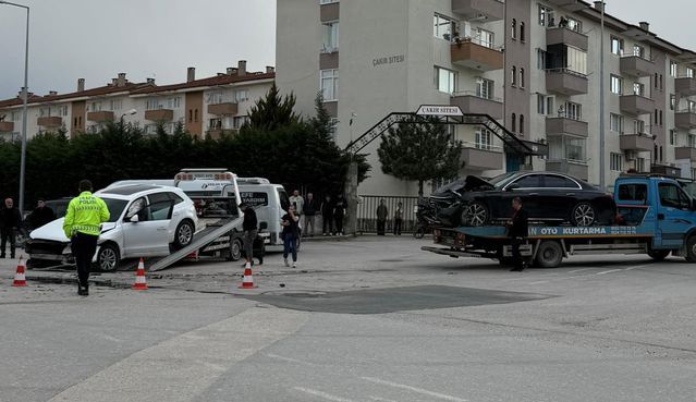 İnegöl'de İki Otomobilin Çarpıştığı Kazada 2 Kişi Yaralandı