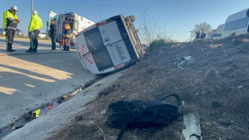 Çanakkale'de Yolcu Minibüsü Devrildi: 8 Kişi Yaralandı