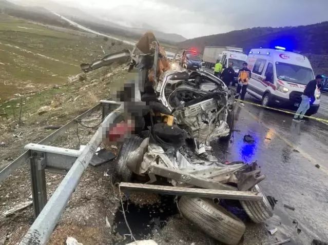 Malatya'da Tır ve Otomobilin Çarpıştığı Kazada Üç Genç Hayatını Kaybetti