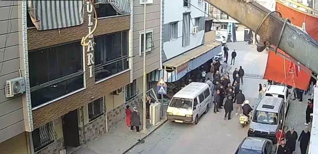Manisa Turgutlu'da Otomobil Motosikletliye Çarpmamak İçin Bakkala Girdi