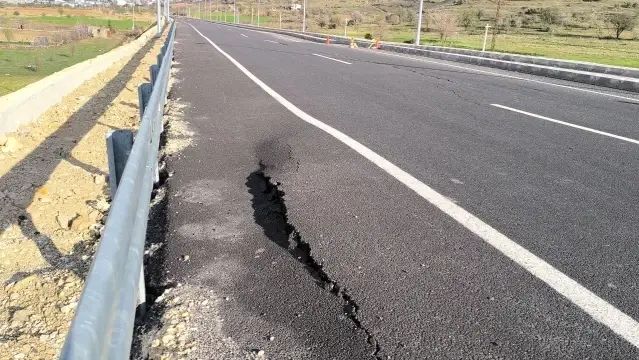 Batman-Gercüş Karayolunda Derin Çatlaklar ve Çökmeler Sürücüleri Endişelendiriyor