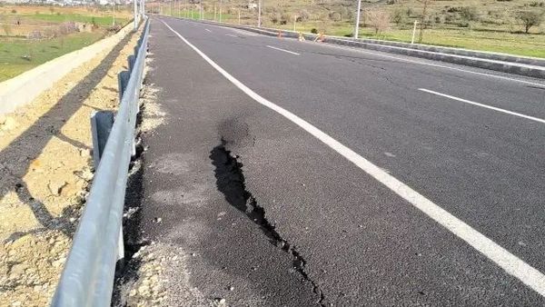 Batman-Gercüş Karayolunda Derin Çatlaklar ve Çökmeler Sürücüleri Endişelendiriyor