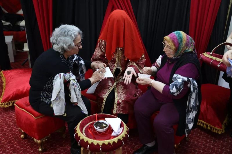 Edirne'de Genç Çiftler Huzurevi Sakinleriyle Kına Gecesinde Buluştu