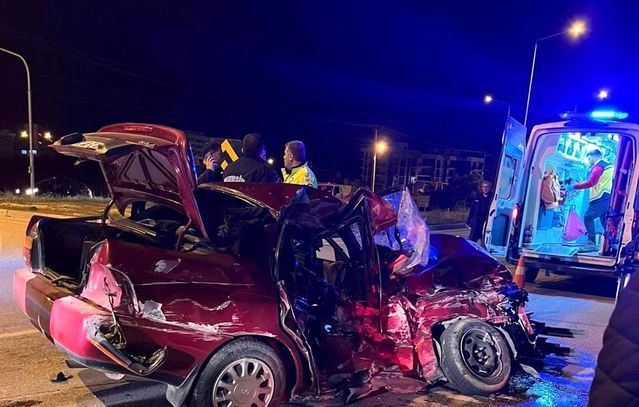 Taşucu'nda Otobüs ve Otomobil Çarpıştı: 1 Kişi Hayatını Kaybetti