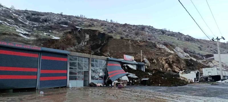 Bitlis'te Heyelan Sanayi Sitesinde Dükkanı Toprak Altında Bıraktı