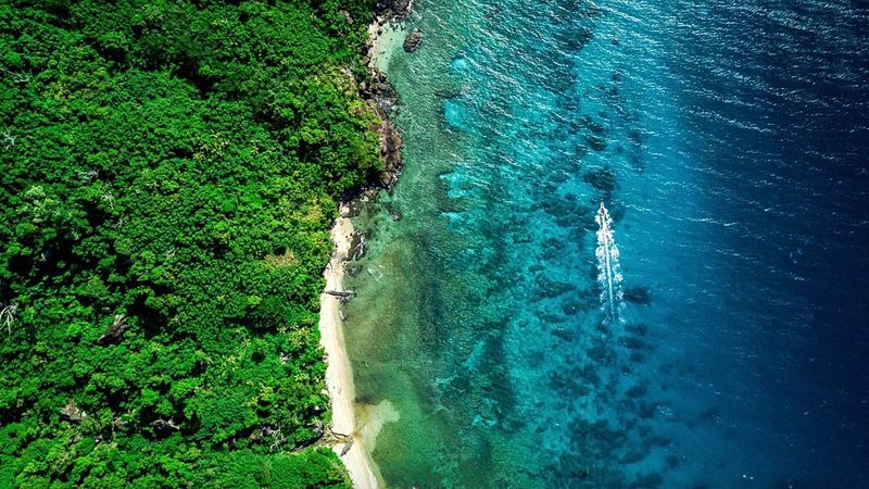 Fiji'de 'Yeni Hayat' filmindeki ada yakınlarında gemi karaya oturdu, petrol sızıntısı riski var