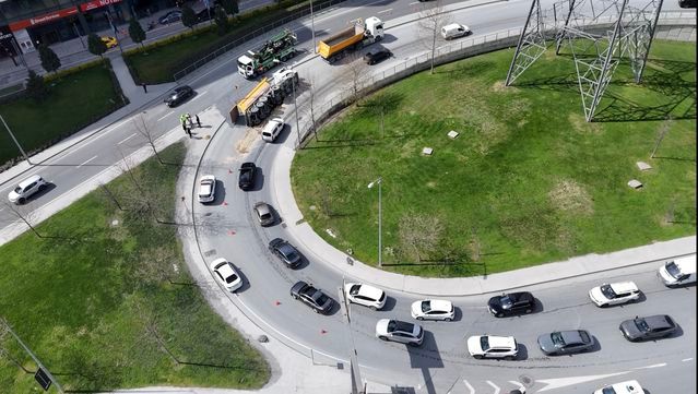 Sarıyer'de Hafriyat Kamyonu Virajı Alamayıp Devrildi