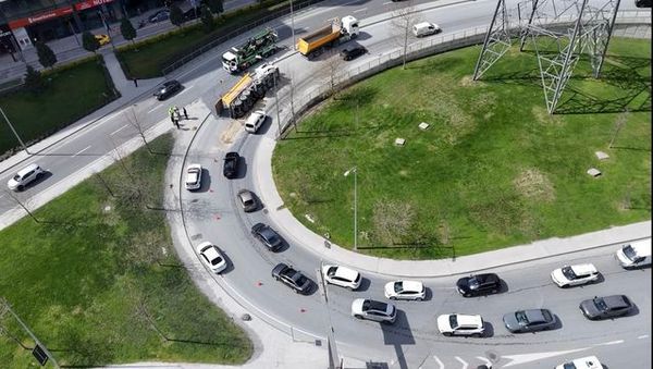 Sarıyer'de Hafriyat Kamyonu Virajı Alamayıp Devrildi