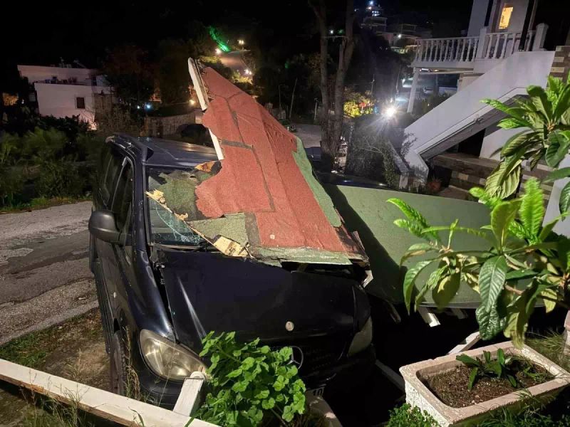 Park Halindeki Araçlara Çöken Yapı Hasara Yol Açtı