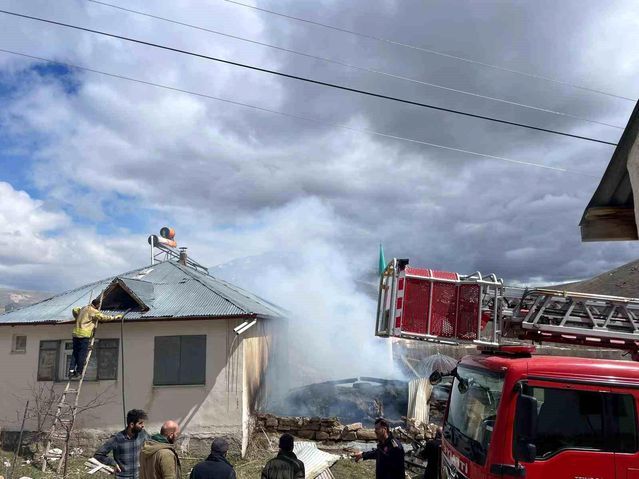 Bayburt'ta Ahır Yangını Hızla Kontrol Altına Alındı