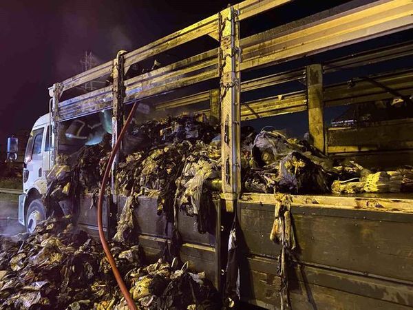 Kocaeli’de Tekstil Yüklü Kamyonda Çıkan Yangın Kısa Sürede Kontrol Altına Alındı