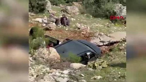 Antalya Finike'de Şarampole Düşen Otomobilde 1 Kişi Hayatını Kaybetti, 3 Yaralı Var