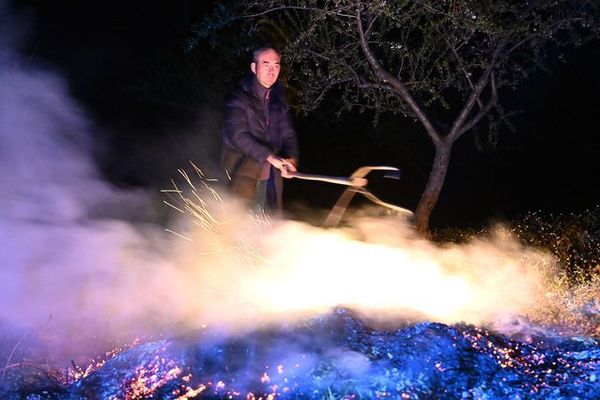 Manisa Demirci’de Badem Bahçelerinde Donla Mücadele Yoğunlaşıyor