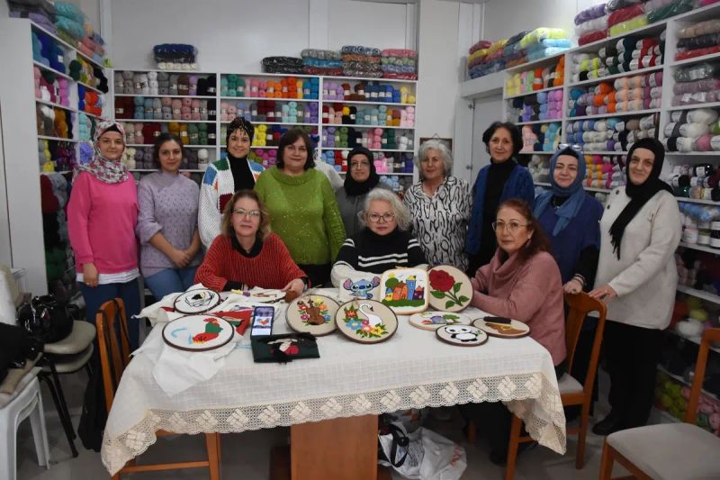 Kütahya'da Kadınlar Modern Örgü Evi Atölyesinde Sosyalleşip Yardımda Bulunuyor