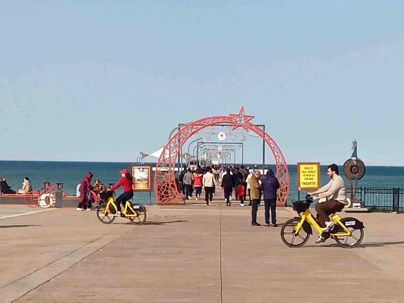 Samsun'da Sıcak Hava Etkisiyle Sahiller Doldu Taştı