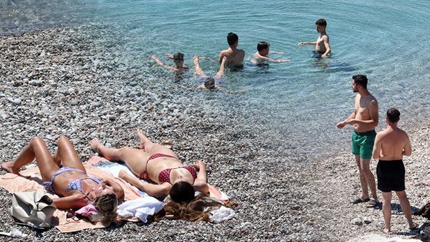 Konyaaltı Sahili’nde Bahar Sıcaklığı Turistleri Sahile Çekti