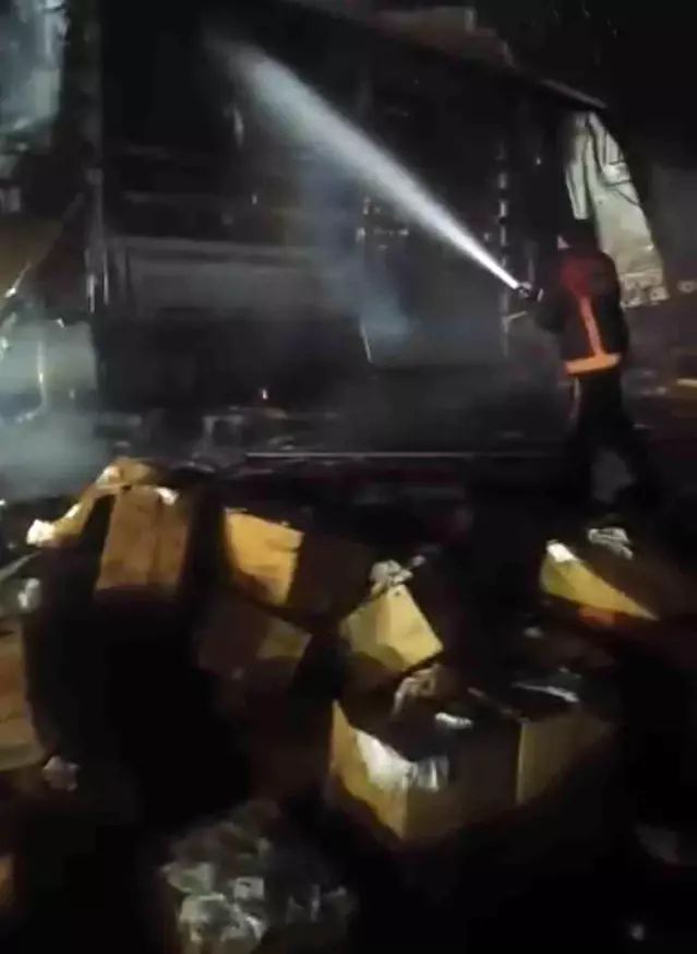 Siverek'te Peçete Yüklü Tırda Çıkan Yangın Kontrol Altına Alındı