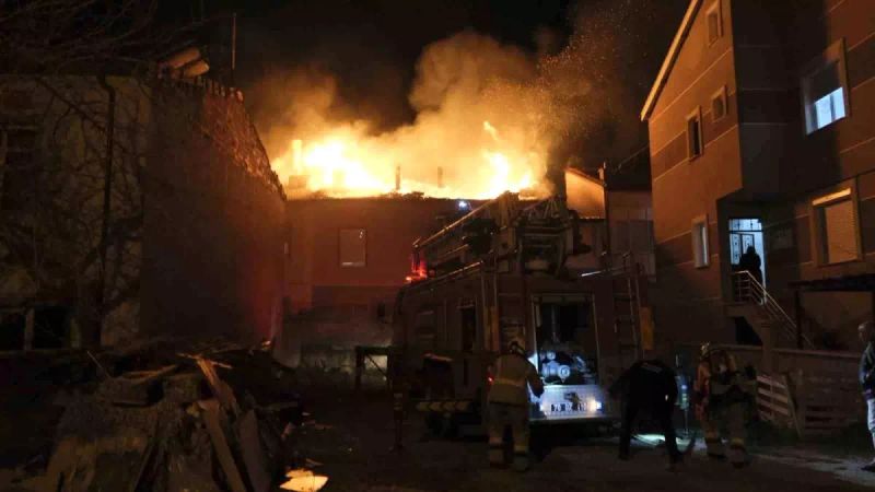 Karaman’da Çatı Yangını: 3 Kişi Dumandan Etkilendi