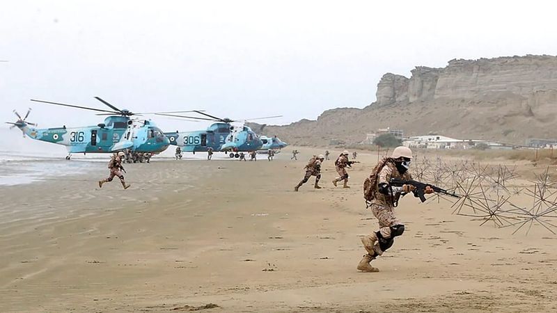 İran, Hürmüz Boğazı’nda Tatbikat İçin Bölgeyi Kapatıyor