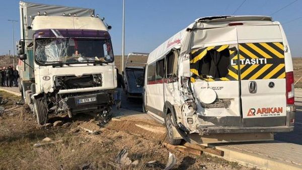 Eskişehir'de TIR'ın Çarptığı 4 Araçta 12 Kişi Yaralandı