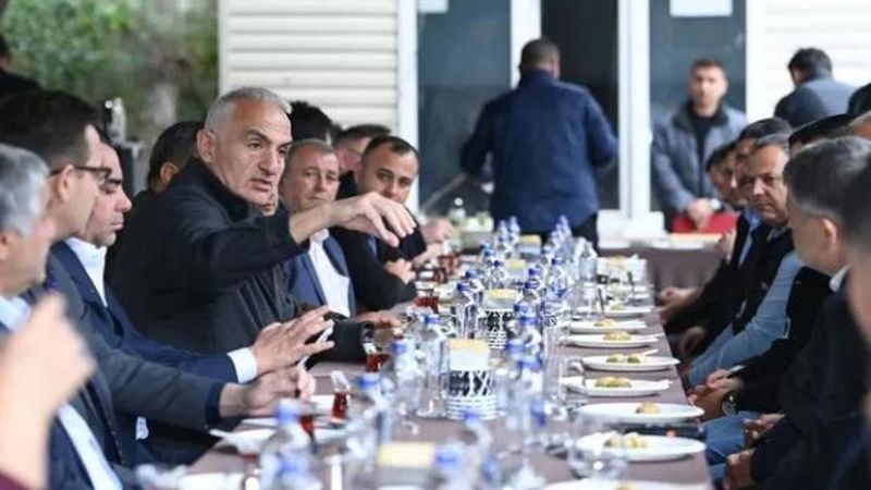 Bakan Ersoy, Belek'te Geleneksel Bayram Buluşmasında Turizm ve Ulaşım Konularını Değerlendirdi