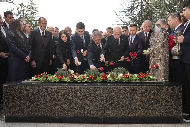 Devlet Bahçeli, Alparslan Türkeş'in Anıt Mezarını 29. Ölüm Yılında Ziyaret Etti