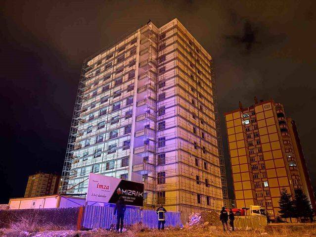Kayseri'de 14 Katlı İnşaat Çatısında İntihar Girişimi 3 Saatlik Çabayla Önledi