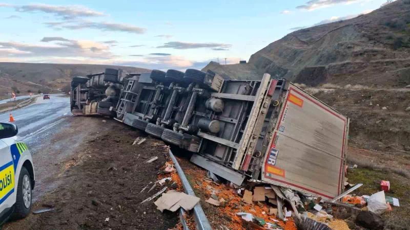 Çorum Alaca'da Tır Şarampole Devrildi, Sürücü Yaralanmadı