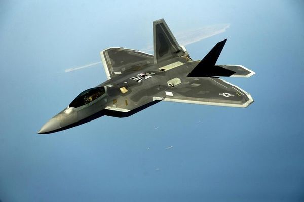 ABD'nin 12 F-22 Savaş Uçağı İsrail'de Ardışık İniş Yaptı