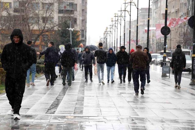 Sivas'ta Nisan Ayında Sıra Dışı Kar Yağışı Yaşandı